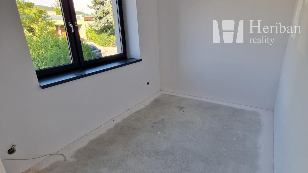 5 izb.RD+4 ár.pozemok, nová kvalitná rek.,Jazdecká ul, Sever