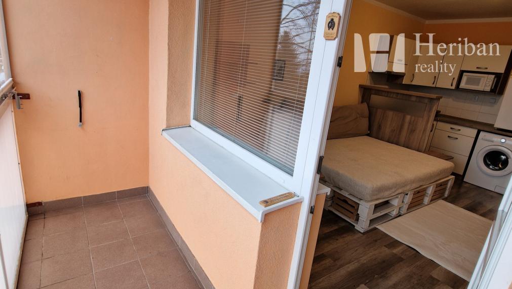 garsónka s logiou, komplet.rek, zariadená, Zupkova ul.