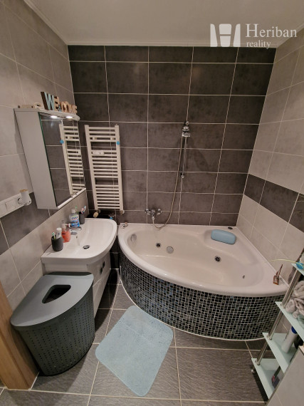 3-izb.byt s terasou, rekonštr. a zariadený, Klimkovičova ul, časť KVP