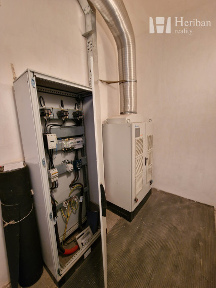 Admin.budovy + sklady, 65 ár.pozemok, k.ú. Mokrance/Moldava nad Bodvou