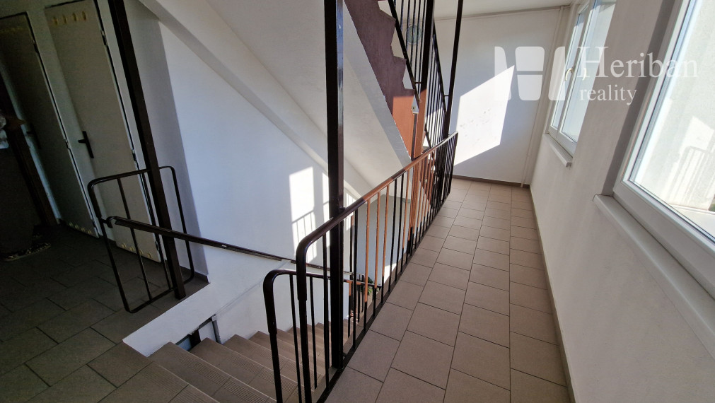 veľký 1 izb.byt s 6m logiou, 42m2, rekonštr., Tokajícká ul,  Ke-Furča