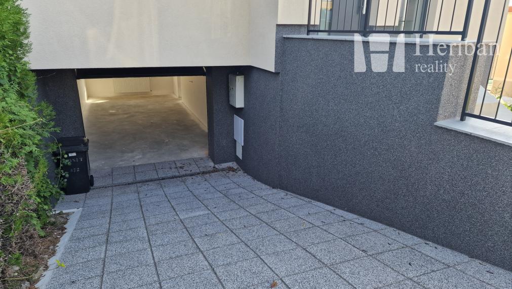 5 izb.RD+4 ár.pozemok, nová kvalitná rek.,Jazdecká ul, Sever