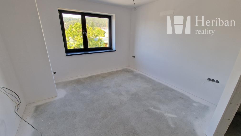 5 izb.RD+4 ár.pozemok, nová kvalitná rek.,Jazdecká ul, Sever