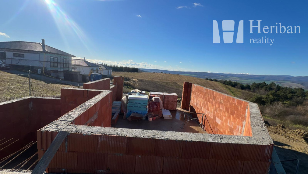 EXKLUZÍVNA ROZOSTAVANÁ STAVBA PLOSKÉ S VÝHĽADOM NA TATRY!