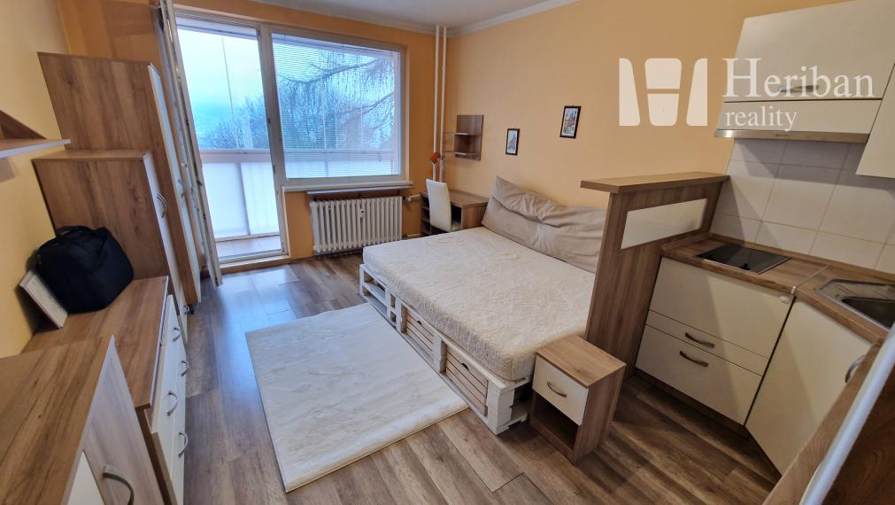 garsónka s logiou, komplet.rek, zariadená, Zupkova ul.