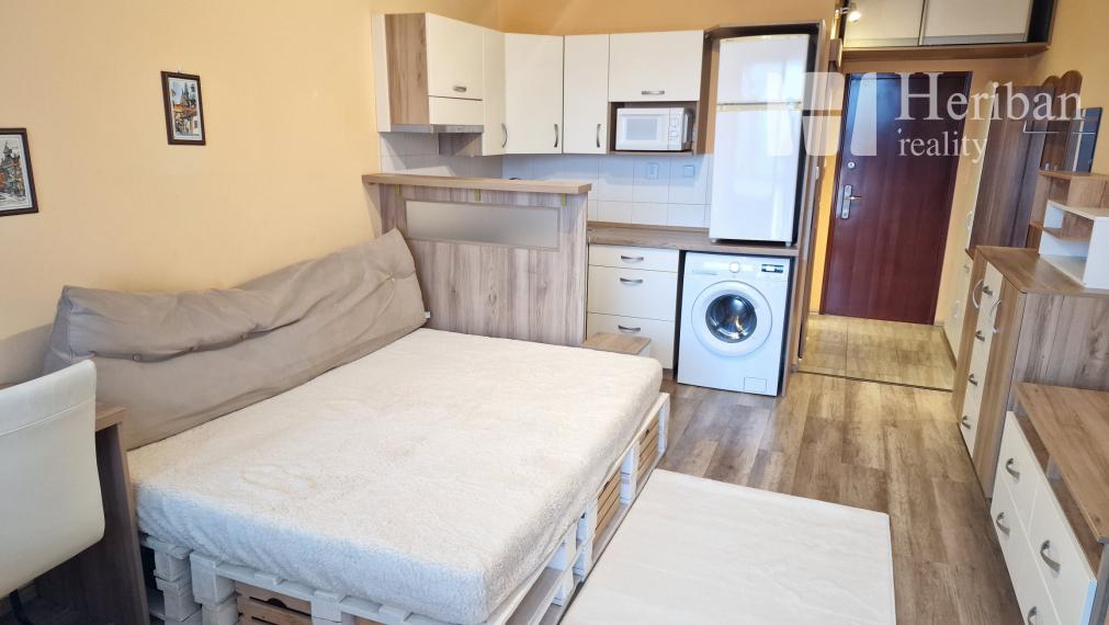 garsónka s logiou, komplet.rek, zariadená, Zupkova ul.