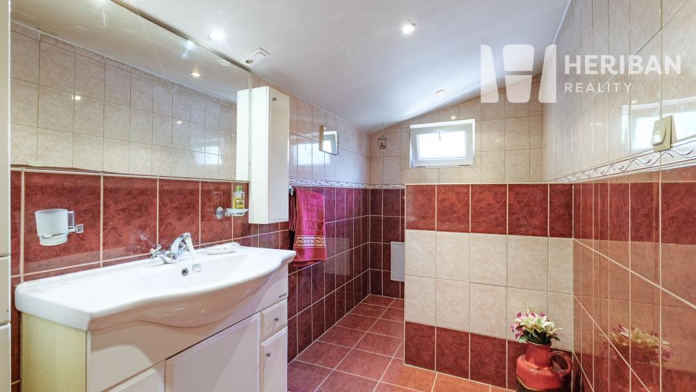 rekonštr.dom,12,5ár.pozemok,obec Hollóháza,Maďarsko