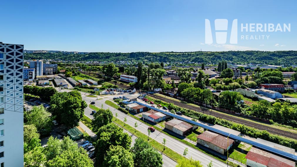 veľký 1-izb.byt s 2 logiami, 41m2, Jantárova ul, KE-JUH
