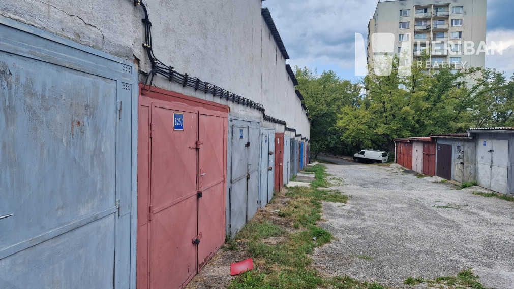 Na predaj murovaná garáž, Vojenská-Karpatská ul, Staré Mesto-Kuzmánka