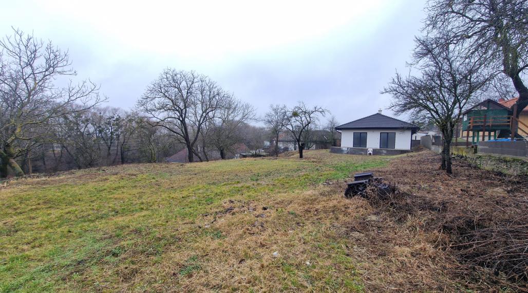 8,3 ár.pozemok so stav.povolením na RD, obec Vyšná Hutka