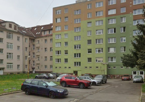 parkovacie miesto,za byt.domom Komenského 23,25, Staré mesto