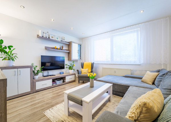 2-izb.byt s logiou, 50m2, rekonštr.,Titogradská ul, KE- KVP