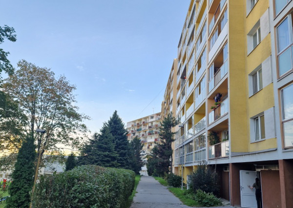 veľký 1 izb.byt s 6m logiou, 42m2, rekonštr., Tokajícká ul,  Ke-Furča